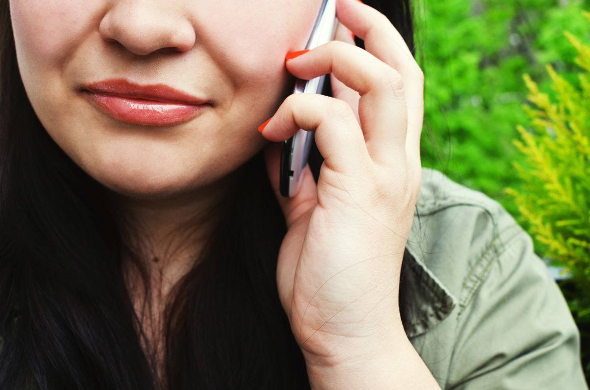 블로그 전화번호 링크 넣는법 1 person woman smartphone calling word2
